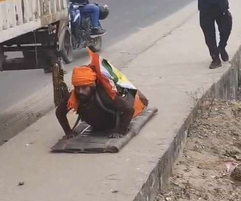 श्यामसुंदर दंडवत करते जा रहे उज्जैन महाकाल मंदिर