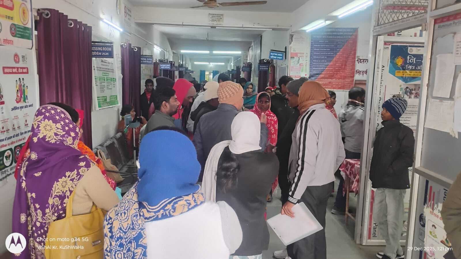 इंजेक्शन बाहर से लाने, मरीज को रेफर करने व एंबुलेंस देर से मिलने पर आक्रोशित परिजनों ने बरहरवा सीएचसी में काटा बवाल