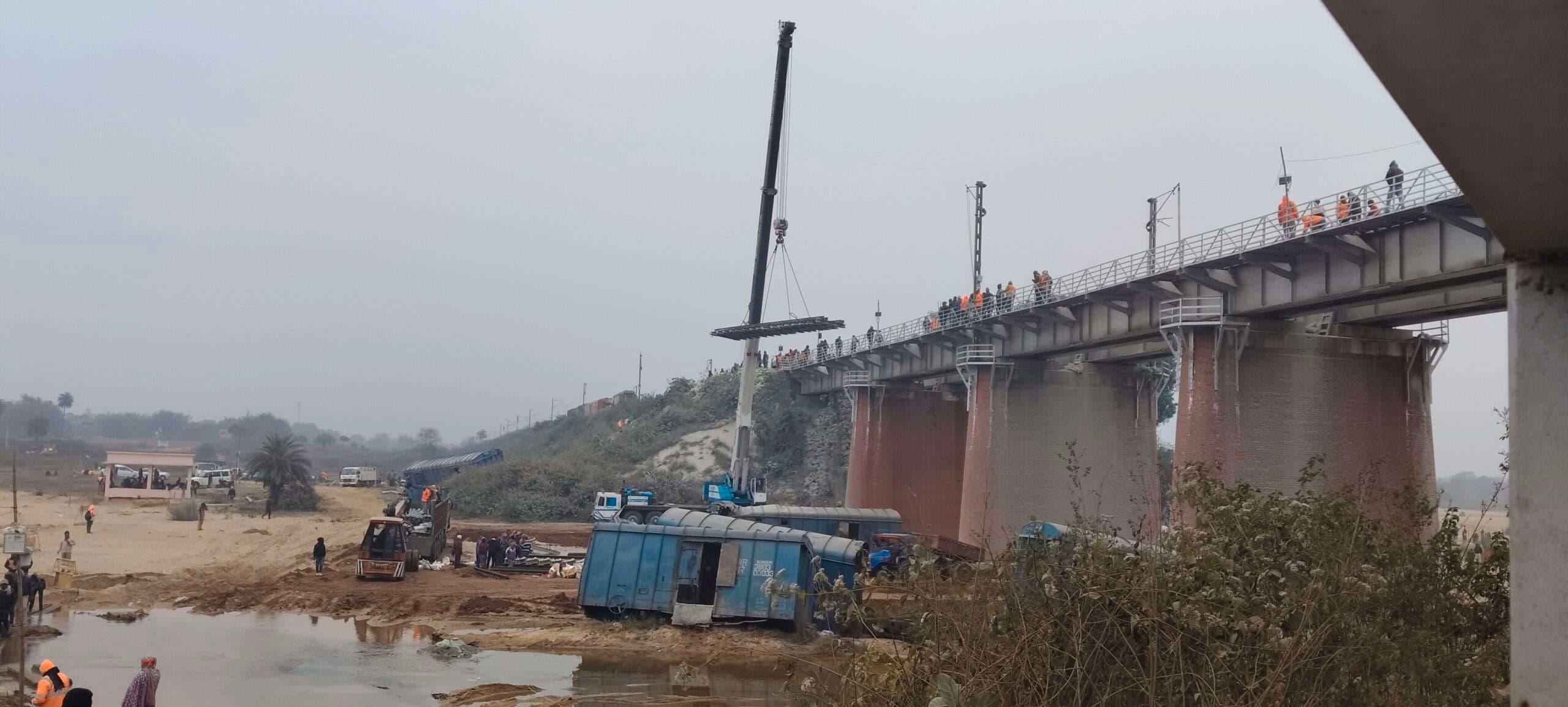 कड़ाके की ठंड में दिखा रेलकर्मियों का जज्बा, खेत बना विश्रामालय