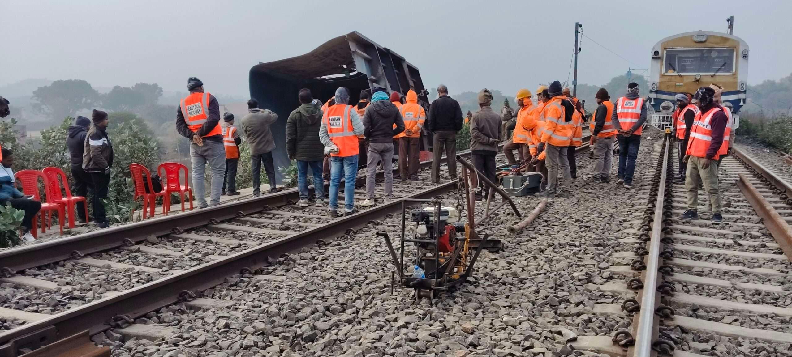 हादसे के बाद अब तक ट्रैक दुरुस्त नहीं, ट्रेन परिचालन ठप