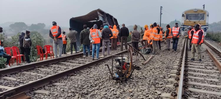 हादसे के बाद अब तक ट्रैक दुरुस्त नहीं, ट्रेन परिचालन ठप