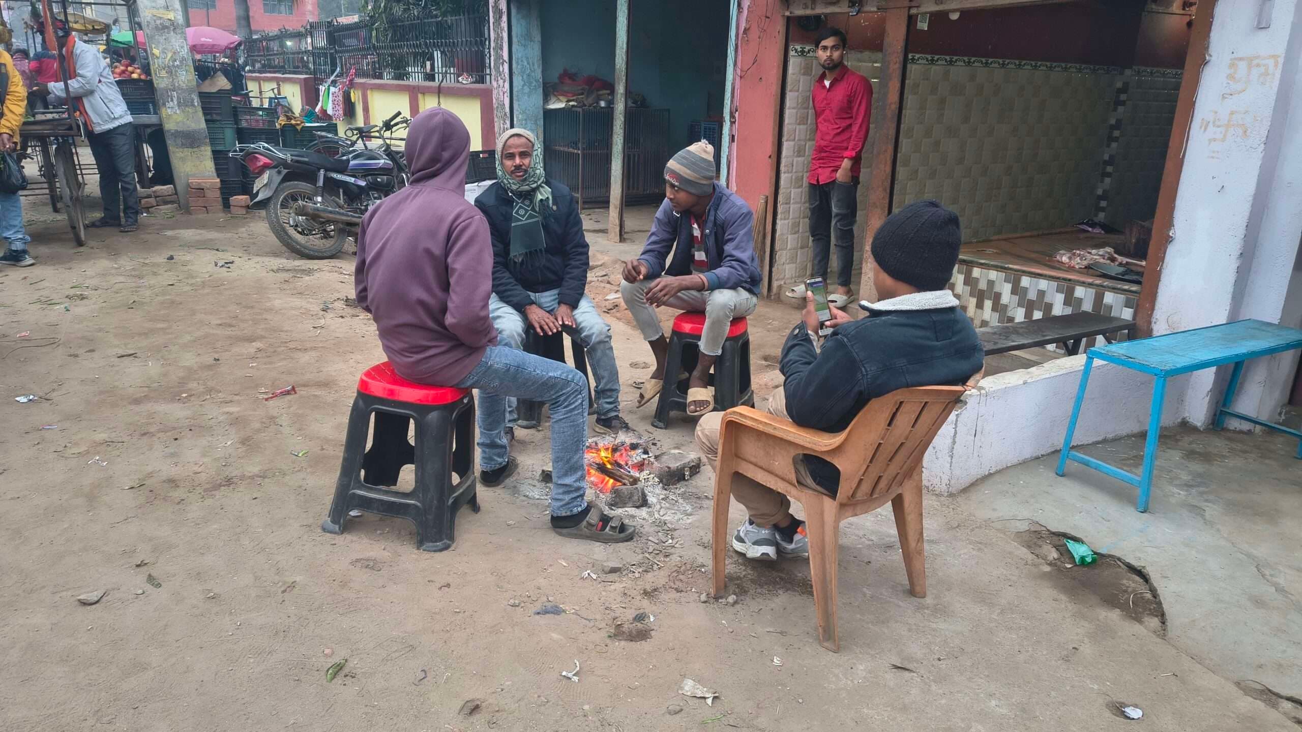 हाड़ कंपाने वाली ठंड से ठिठुरे शहरवासी, घरों में दुबके लोग