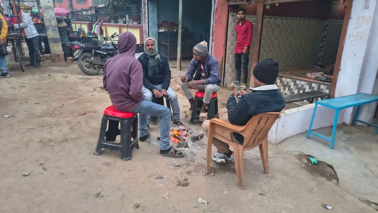हाड़ कंपाने वाली ठंड से ठिठुरे शहरवासी, घरों में दुबके लोग