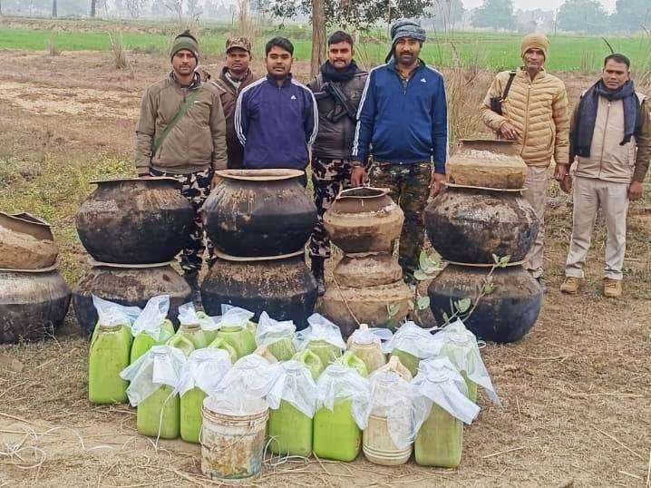 सोन दियारा में बड़े पैमाने पर हो रहा था शराब का निर्माण, पुलिस के पहुंचते ही फरार हुए धंधेबाज