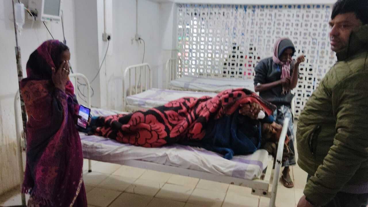 बालू लोड ऑटो के धक्के से वृद्ध जख्मी, रेफर