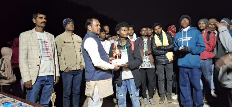 फुटबॉल विजेता टीम को विधायक ने किया सम्मानित