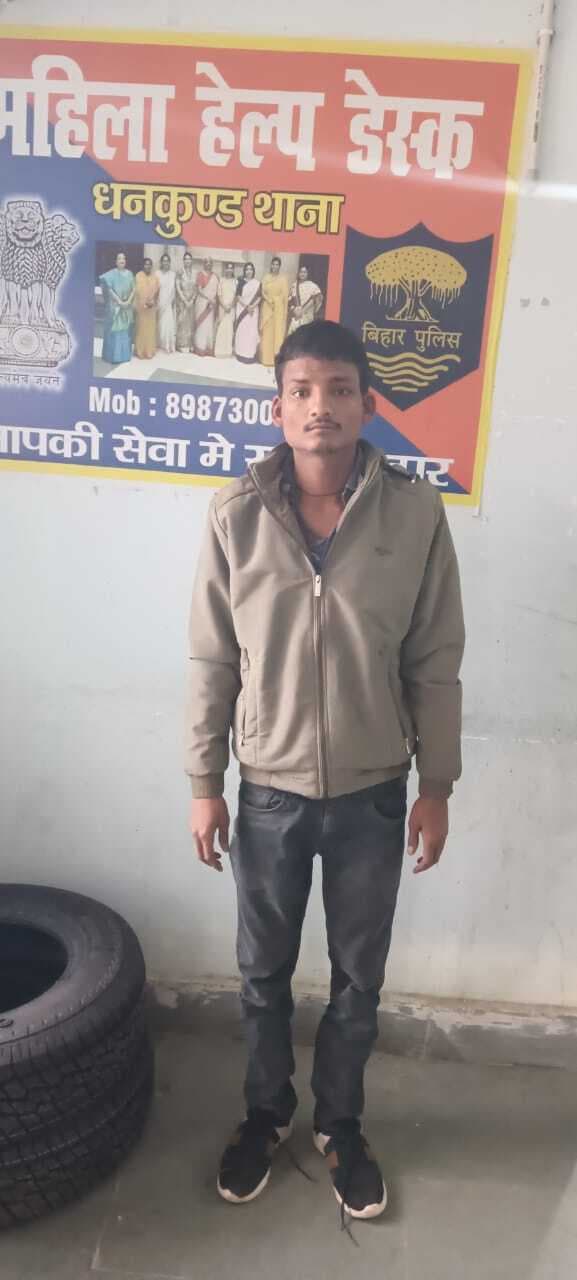 घर में घुसकर मोबाइल चोरी करते युवक को ग्रामीणों ने दबोचा