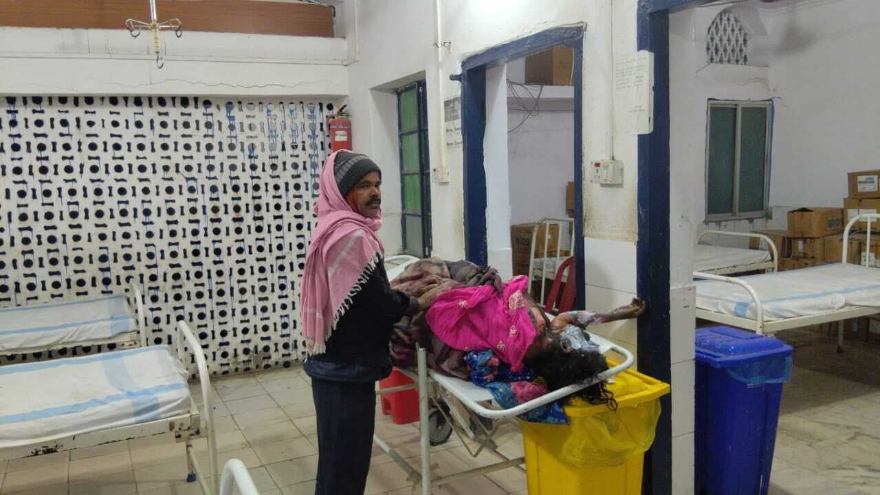 अलाव तापने के दौरान वृद्ध महिला झुलसी, रेफर