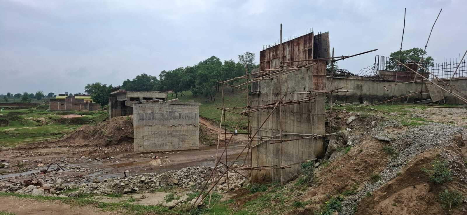 Giridih News :पुल निर्माण कार्य को पूरा नहीं होने से ग्रामीणों में रोष