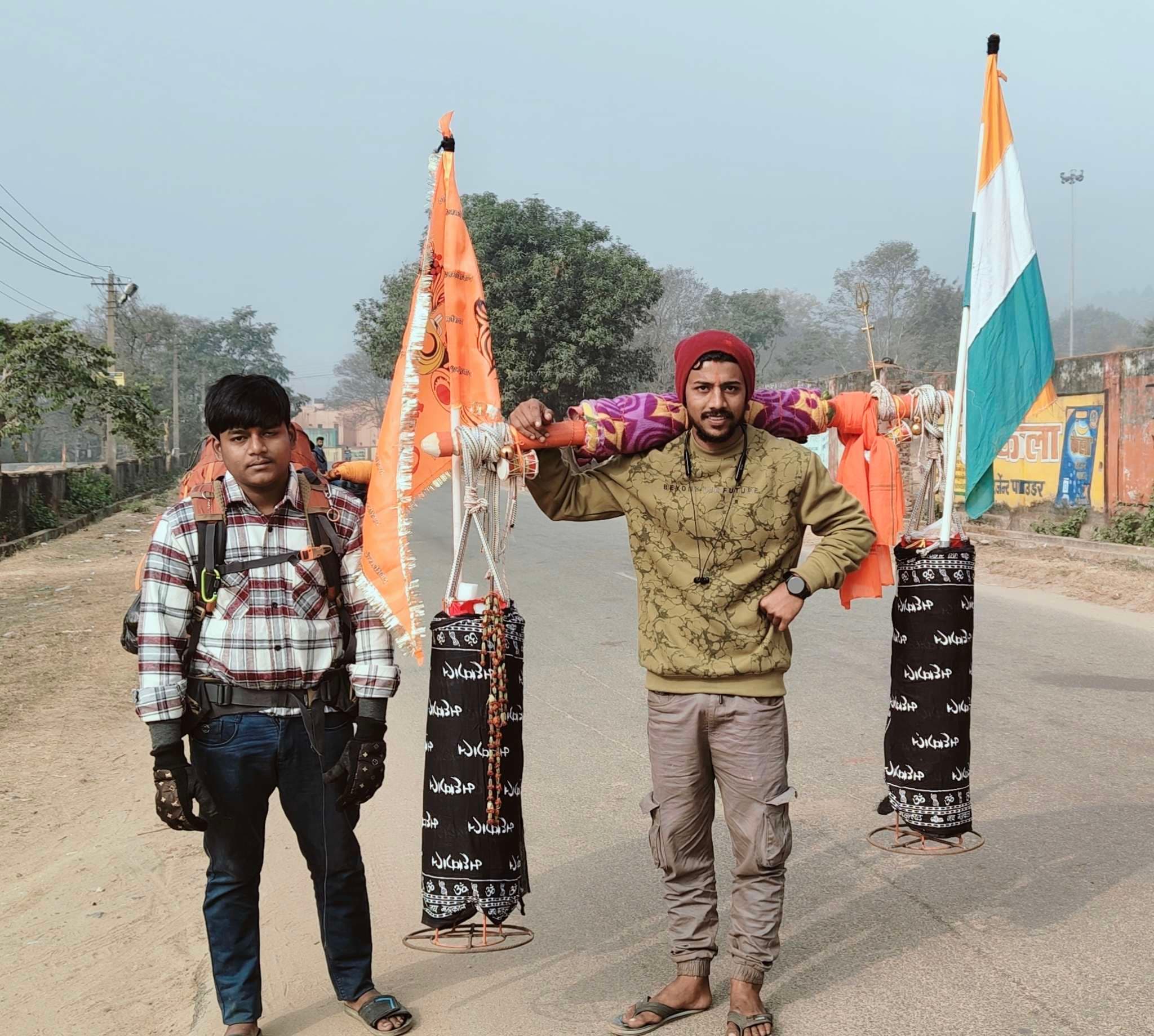 Bokaro News : 16 कलश लेकर 12 ज्योतिर्लिंगों के दर्शन को पैदल निकला युवक