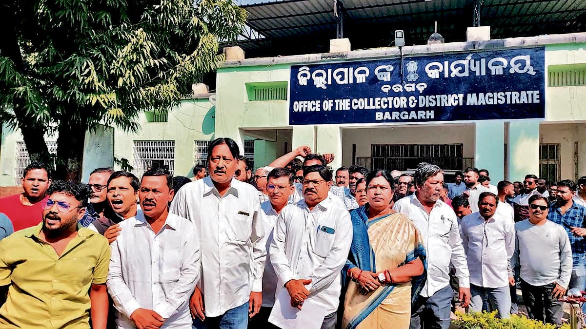 Sambalpur News: मुख्यमंत्री उच्च स्तरीय बैठक कर किसानों की समस्याओं का तुरंत करें समाधान