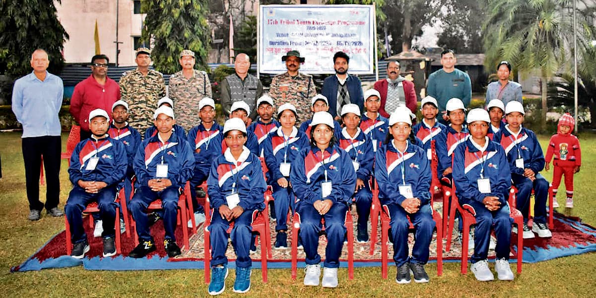 Chaibasa News : विशाखापत्तनम के लिए 20 आदिवासी युवा रवाना