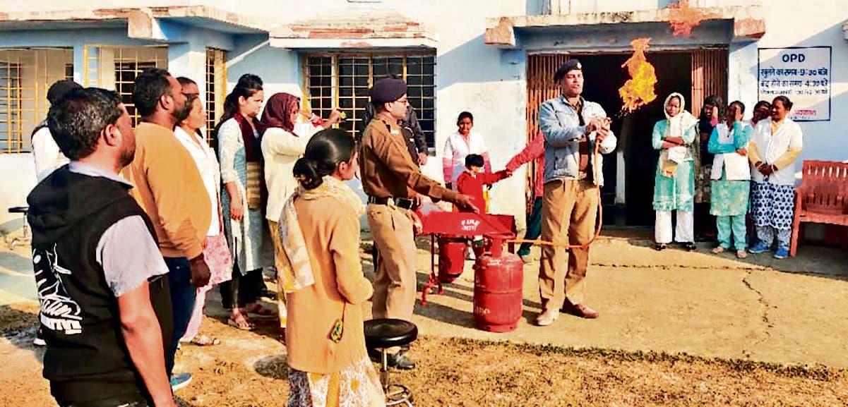 Chaibasa News : आग लगने पर बिजली आपूर्ति को तत्काल बंद करें