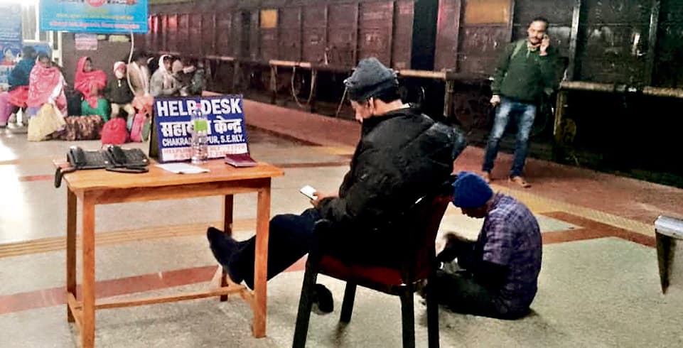 Chaibasa News : टाटा-एर्नाकुलम हादसे के बाद चक्रधरपुर में हेल्प डेस्क बना