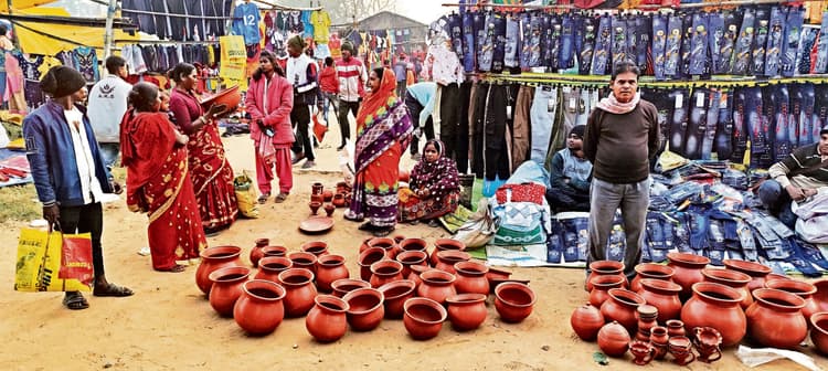 East Singhbhum News : गांवों में चढ़ने लगा मकर का रंग, गालूडीह हाट में खूब हुई खरीदारी