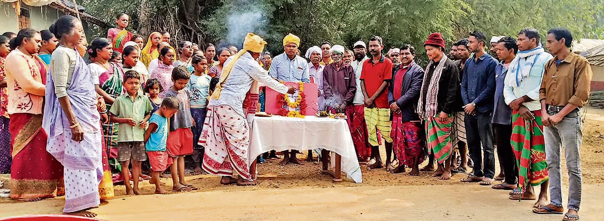 East Singhbhum News : पेसा कानून के लिए आंदोलन करने वाले बरसा मार्डी को महाल ने किया नमन