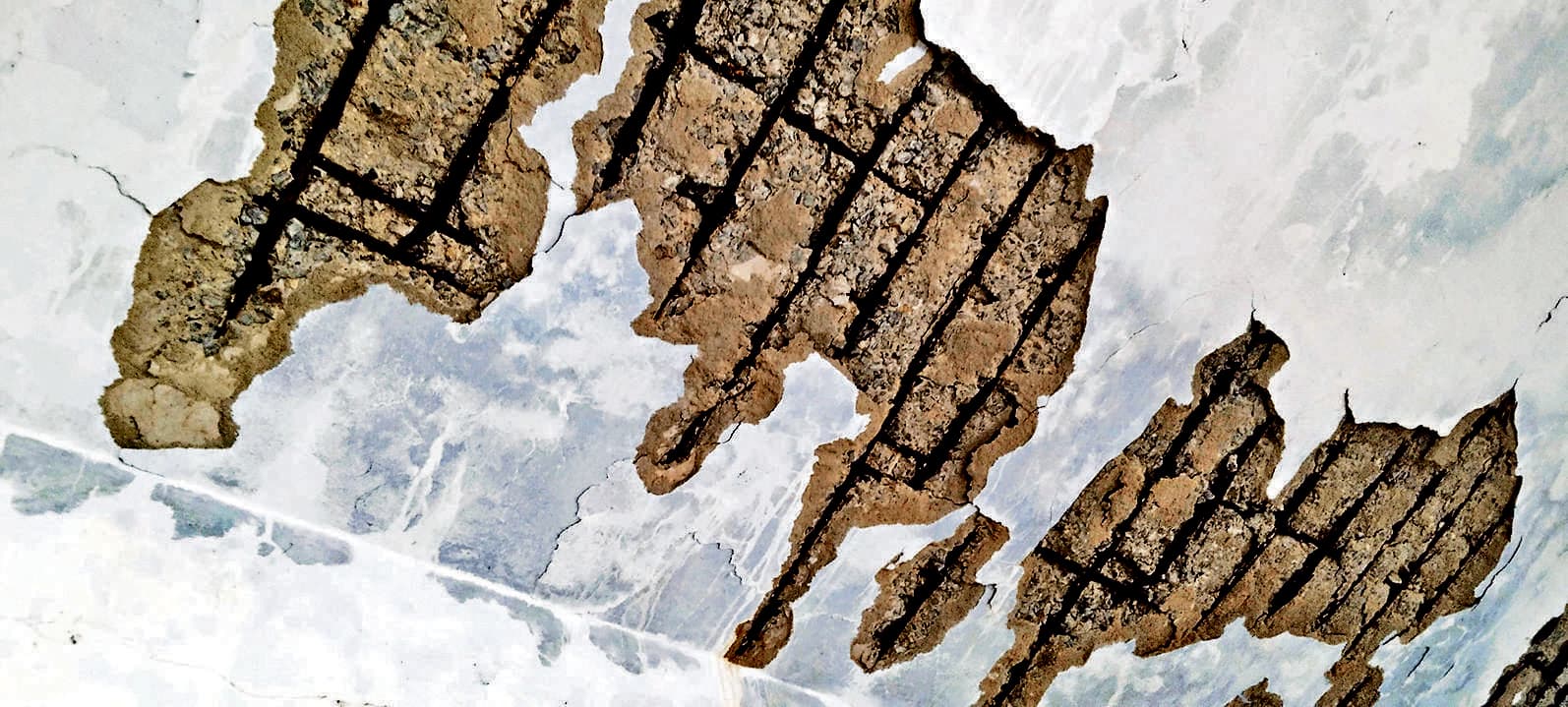 East Singhbhum News : पटमदा पंचायत भवन जर्जर, छत से प्लास्टर गिरने से दुर्घटना का खतरा