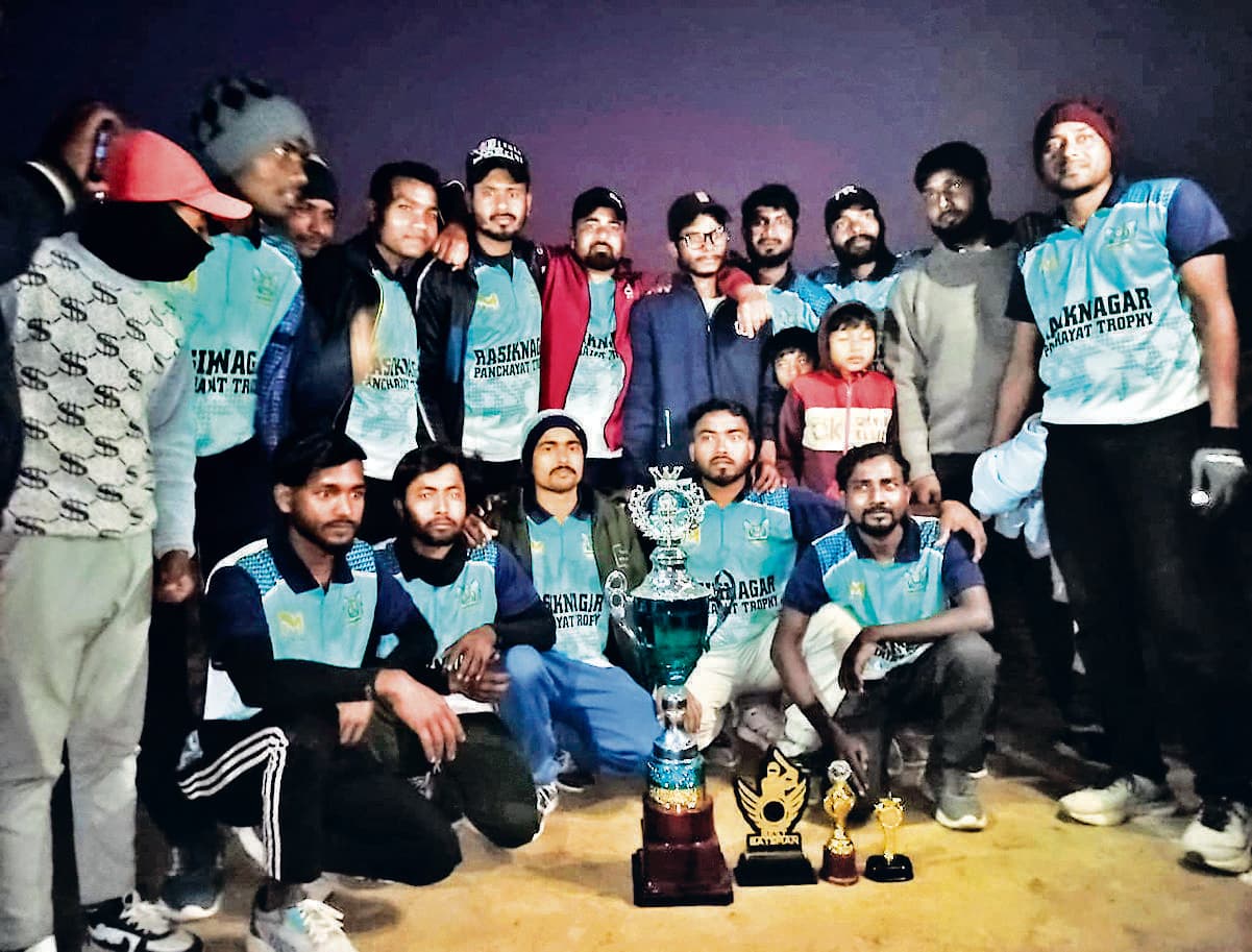 East Singhbhum News : चंदना इलेवन को छह विकेट से हरा बिंदास इंडियंस टीम बनी चैंपियन