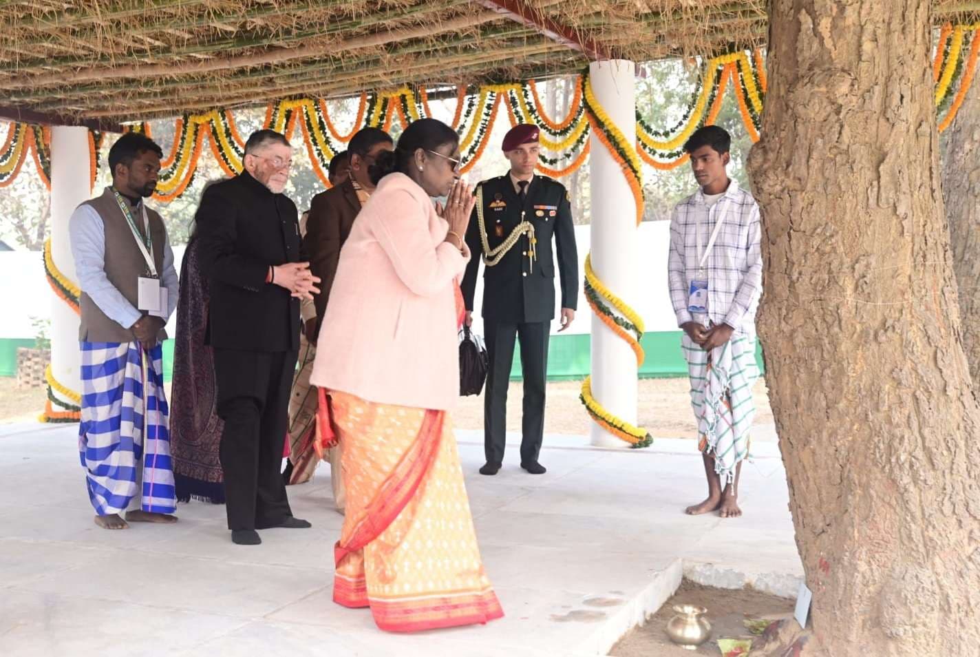 Jamshedpur News : राष्ट्रपति द्रौपदी मुर्मू ने जाहेरथान में मरांगबुरू-जाहेरआयो की पूजा-अर्चना की