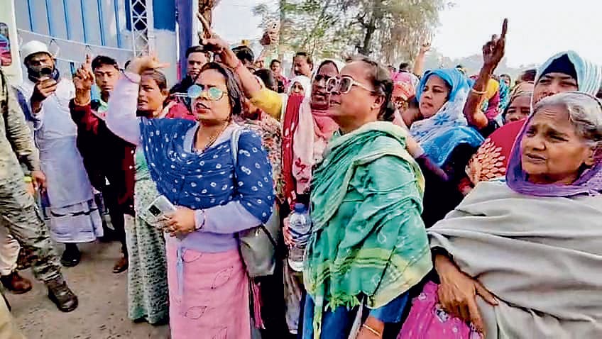 मगराहाट में चुनाव आयोग के विशेष पर्यवेक्षक की गाड़ी पर हमला, तोड़फोड़