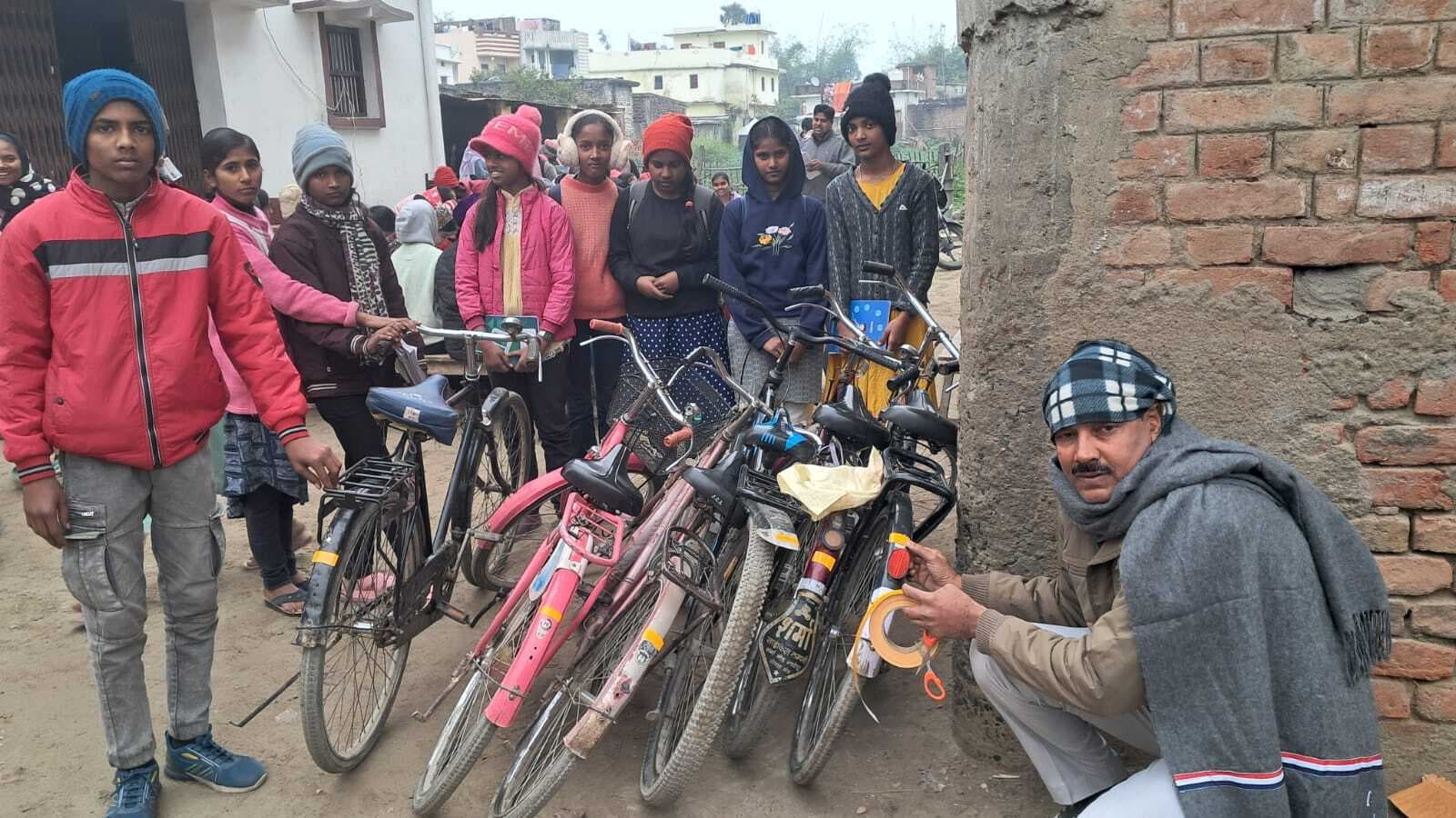 माधोपुर में दुर्घटना से बचने के लिए लगाये गये रिफ्लेक्टर