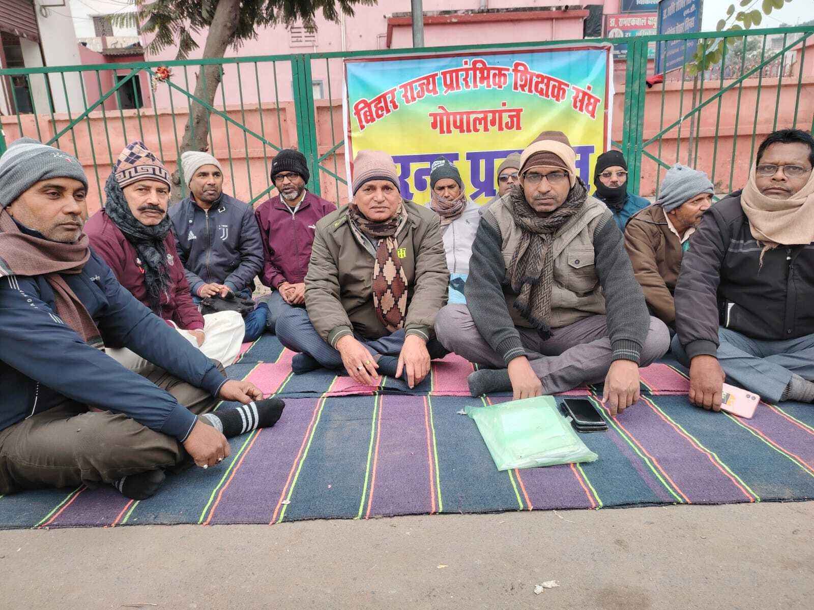 शिक्षकों ने धरना के दौरान अपनी लंबित मांगों के लिए भरा हुंकार