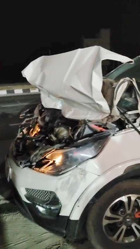 ट्रैक्टर में टक्कर के बाद कार के उड़े परखच्चे, बचे लोग