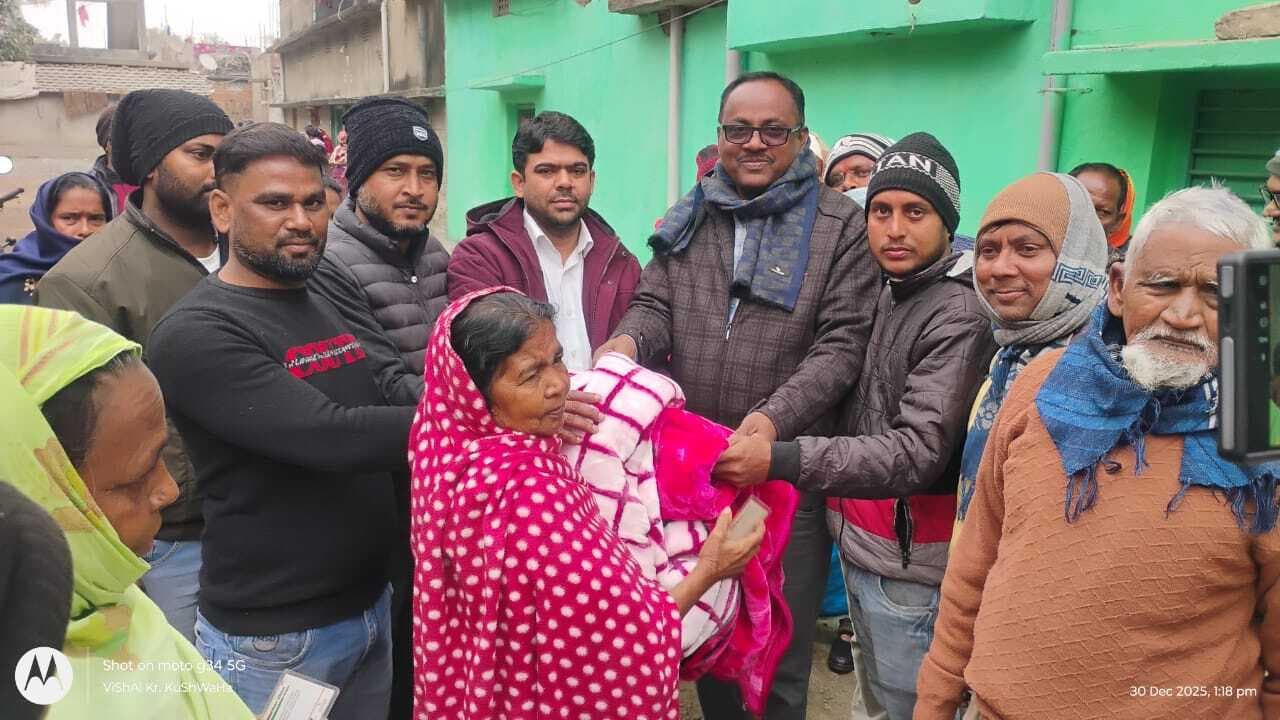 नपं कार्यपालक पदाधिकारी ने किया कंबल का वितरण