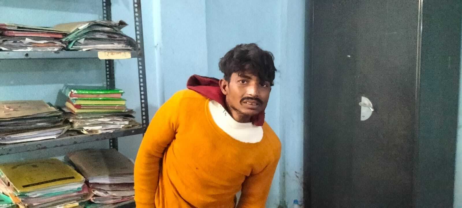 नगर पर्षद कार्यालय परिसर में चोरी करते चोर धराया, साथी फरार