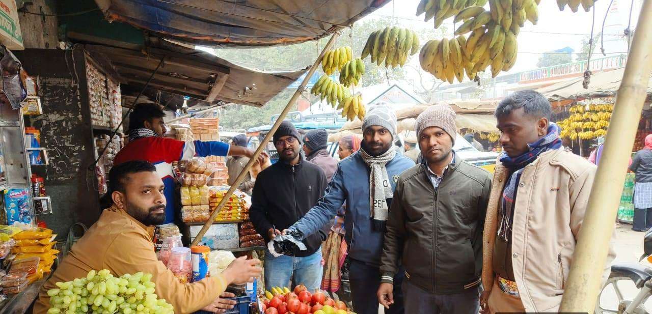 नपकर्मियों ने दुकानों में की छापेमारी, 50 किलो पॉलीथिन जब्त