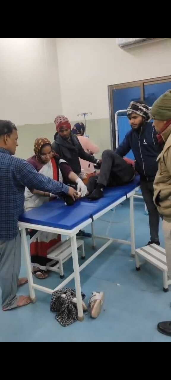 मरहिया के पास अनियंत्रित होकर बाइक पलटी, दो घायल