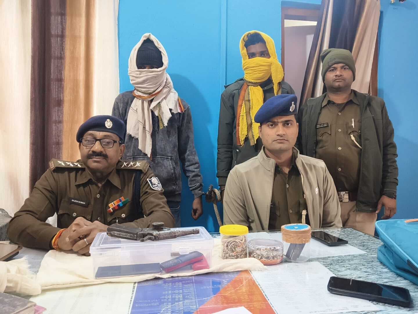 सलेमपुर में परिवार के लोग इलाज कराने गये तो चोरों ने खंगाल लिया पूरा घर, दो गिरफ्तार