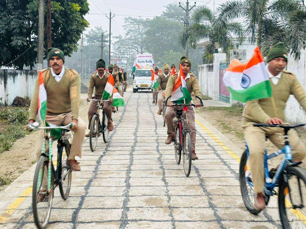 निकाली गयी वंदे मातरम् व तिरंगा साइकिल रैली