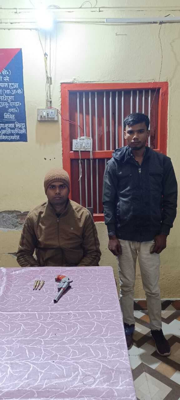 एक कट्टा व तीन कारतूस के साथ युवक गिरफ्तार