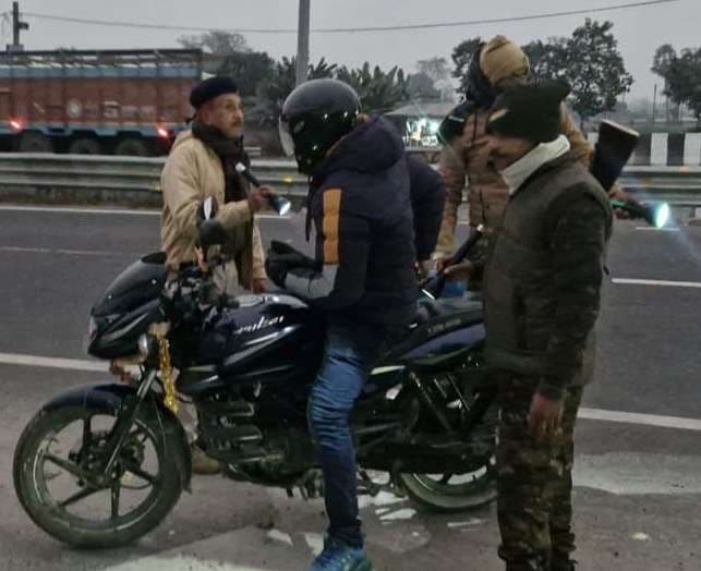 मुफस्सिल थाना चौक पर सघन वाहन जांच में व्यक्तियों की भी तलाशी