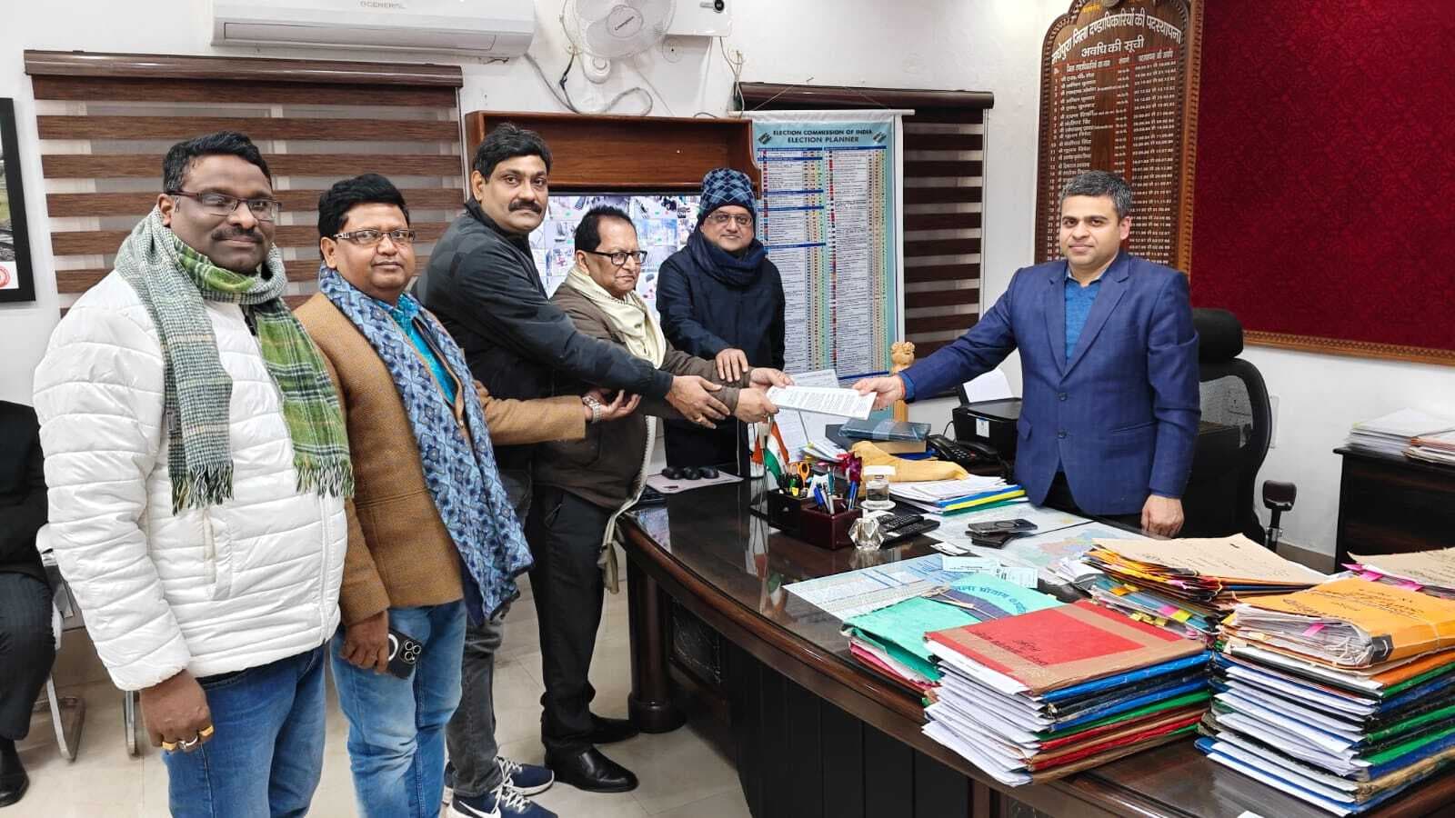 शहर के सौंदर्यीकरण व ट्रैफिक सुधार को लेकर डीएम को दिया आवेदन