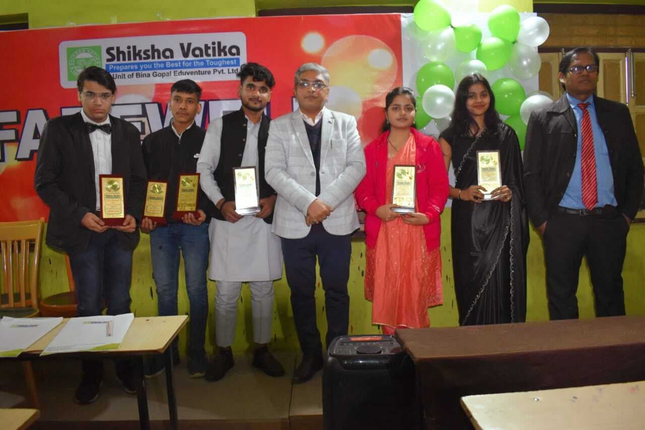 Samastipur News:शिक्षा वाटिका में 12वीं के छात्रों को दी गई भावभीनी विदाई, मेधावी छात्र हुए सम्मानित