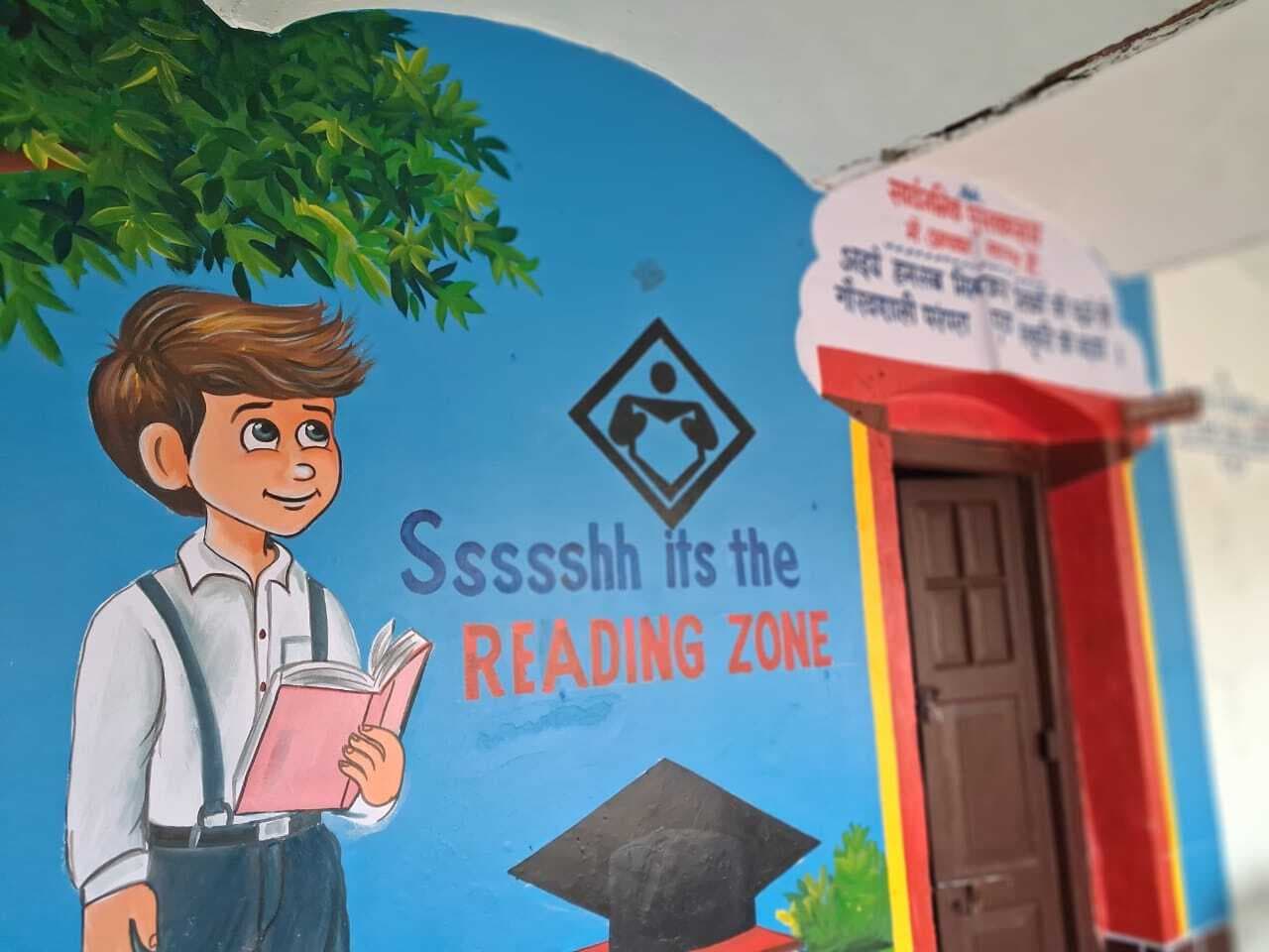 Samastipur News:पुस्तकालय कक्ष को जीवंत रंगों व भित्ति चित्रों से बनाया आकर्षक