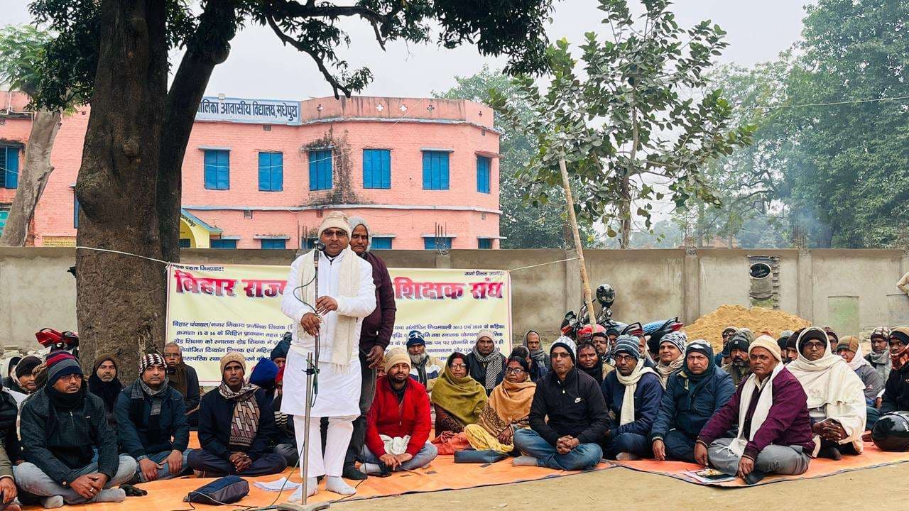 प्रारंभिक नियोजित शिक्षकों ने मांगों को लेकर किया प्रदर्शन