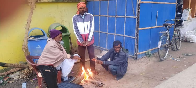 तीन दिनों से सूर्यदेव के नहीं हुए दर्शन, ठंड से ठिठुर रहे लोग