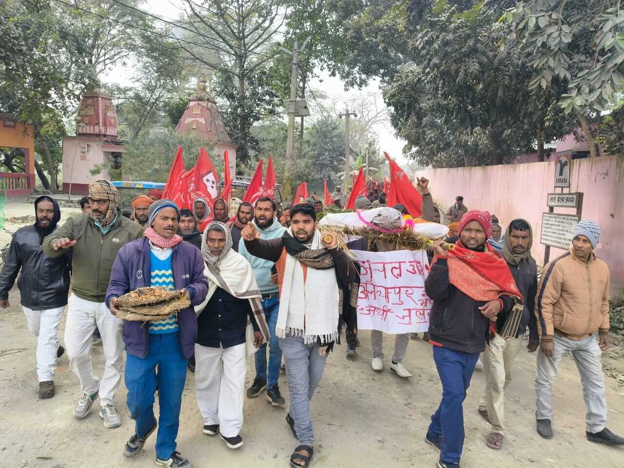 Samastipur News:भाकपा माले कार्यकर्ताओं ने जुलूस निकाल कर किया अर्थी का दहन