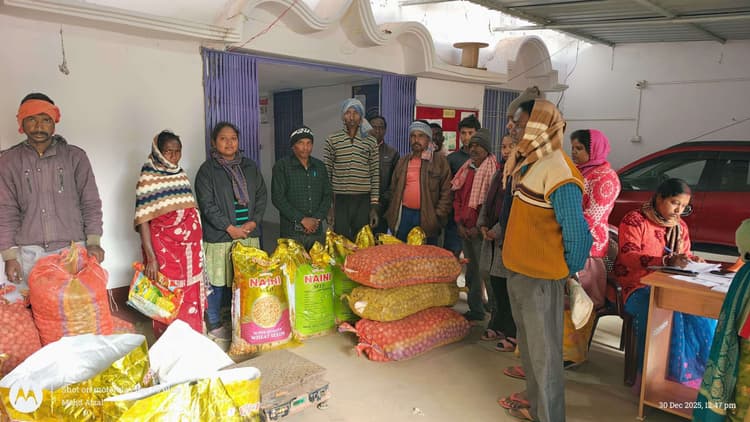 55 किसानों के बीच गेहूं व आलू के बीज का किया वितरण