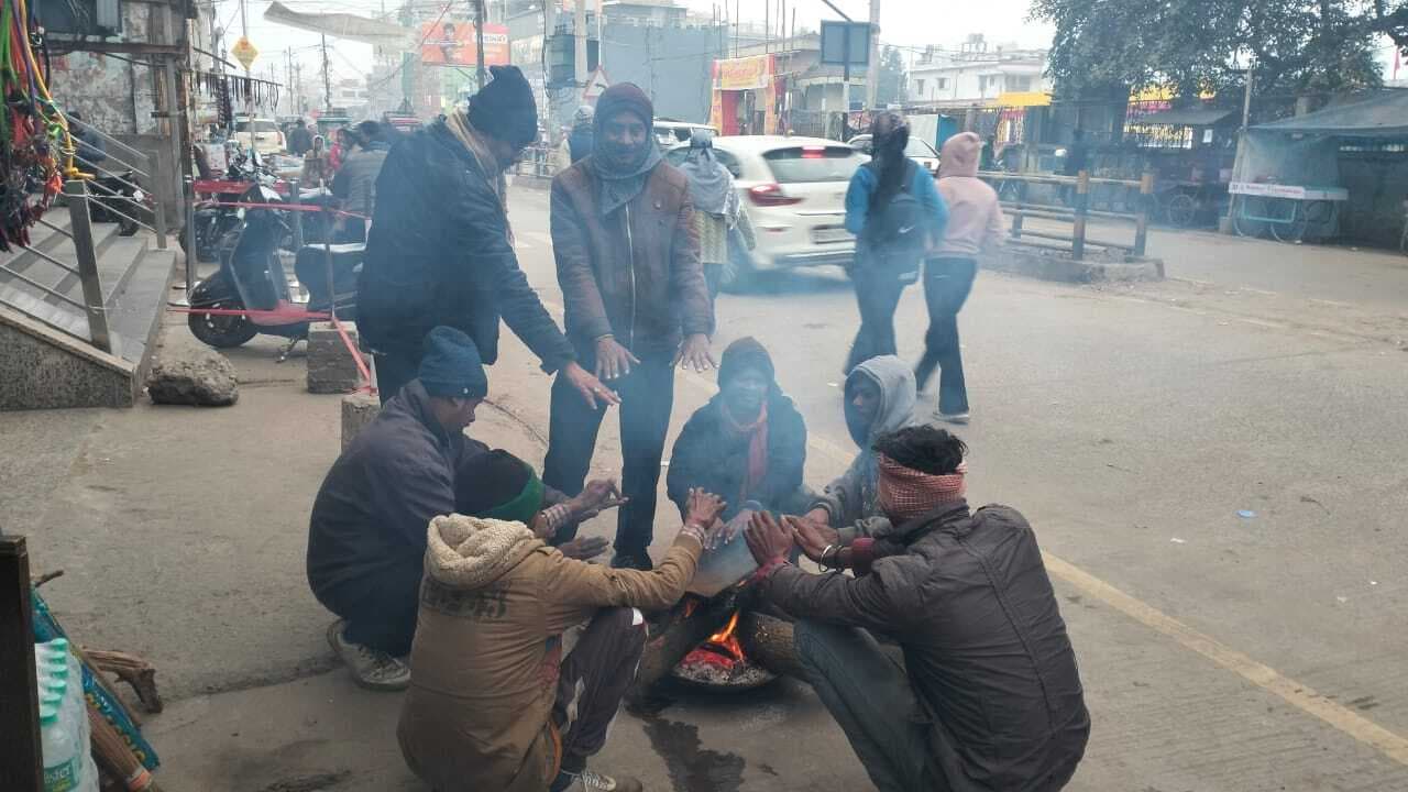 न्यूनतम तापमान 10 डिग्री सेल्सियस पर पहुंचा, कड़ाके की ठंड से परेशान हुए लोग