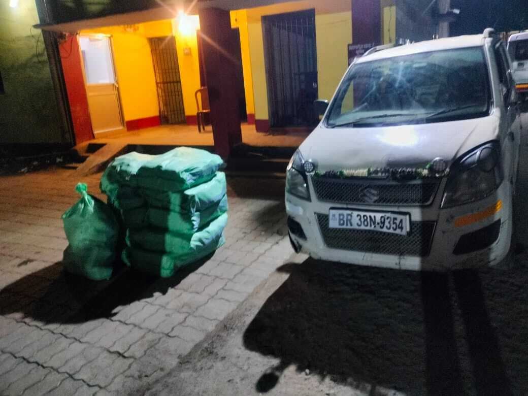 वाहन चेकिंग के दौरान शराब लदी कार जब्त, तस्कर फरार