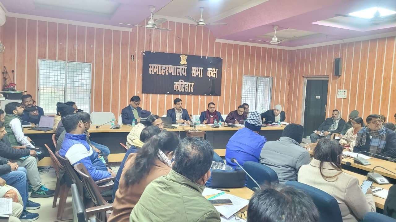 विकास व कल्याणकारी योजनाओं का क्रियान्वयन समय पर सुनिश्चित करें : डीएम