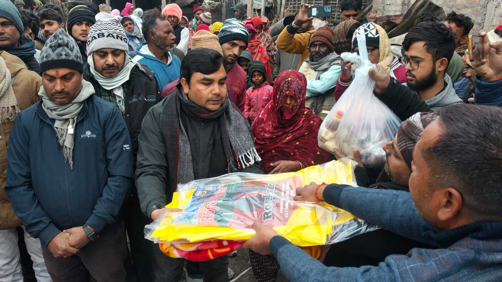 अग्नि पीड़ितों के बीच राहत सामग्री वितरित