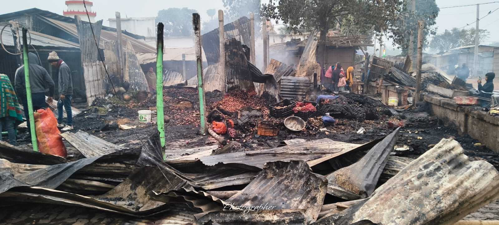 सब्जी मंडी में लगी आग, सात दुकानें जलकर राख