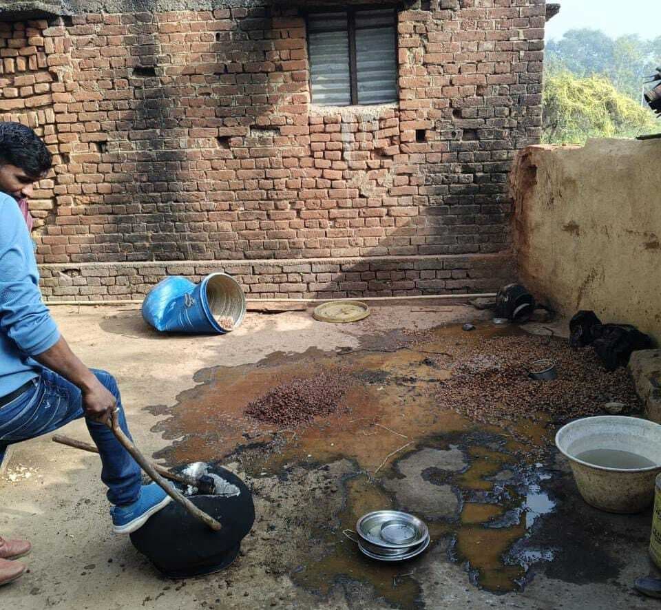 पुलिस ने अवैध महुआ शराब बनाने वाली सामग्री कराया नष्ट