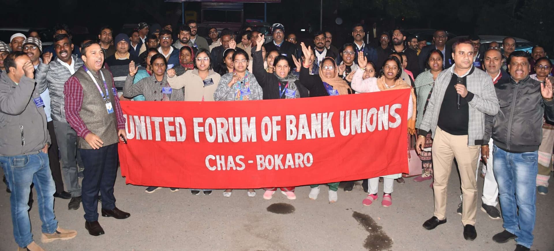 Bokaro News : सप्ताह में पांच दिवसीय कार्य की मांग को लेकर बैंक कर्मियों ने किया प्रदर्शन