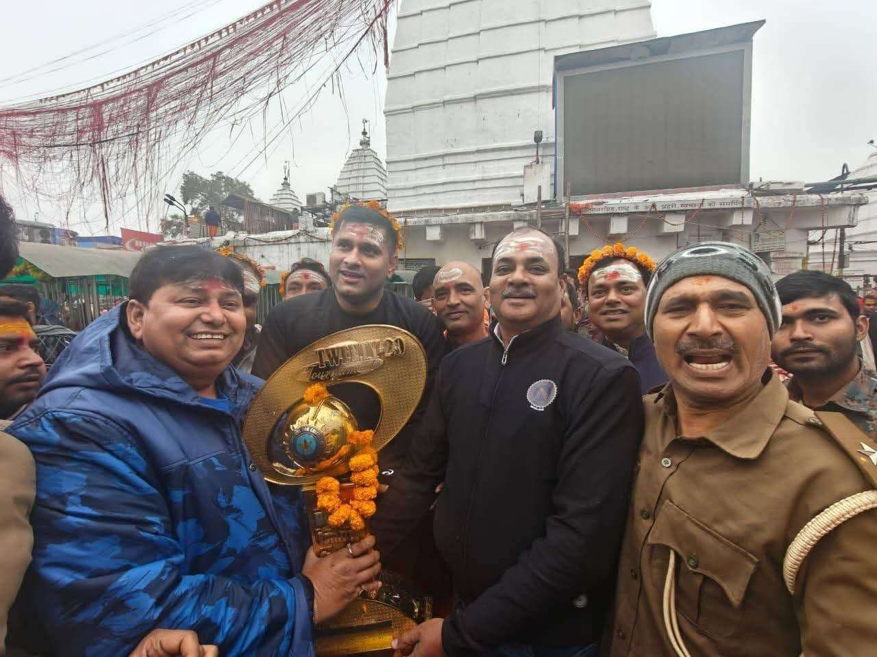 Deoghar news : भारतीय क्रिकेटर सौरभ तिवारी ने बाबाधाम में की षोडशोपचार विधि से पूजा